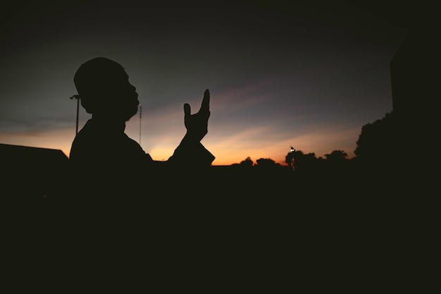 Sylwetka Młody Azjatycki Muzułmański Mężczyzna Modlący Się O Zachodzie Słońcakoncepcja Festiwalu Ramadan