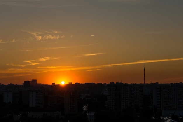 Sylwetka Moskwy o zachodzie słońca