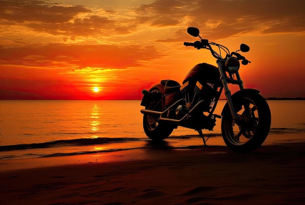 sylwetka motocykla siedzącego w zachodzie słońca