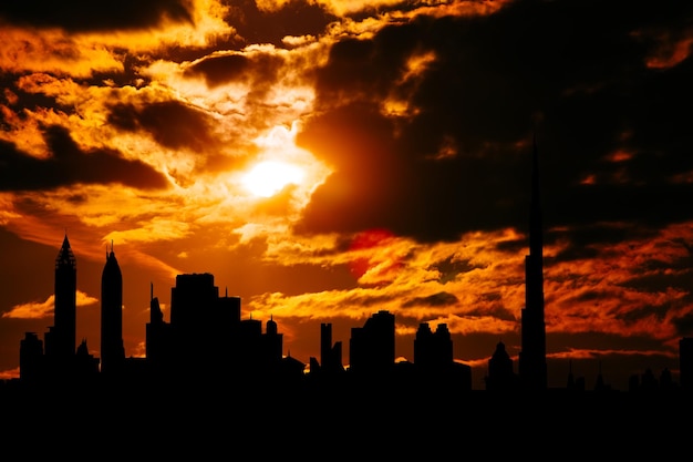 Sylwetka panoramy Dubaju na zachód słońca