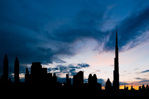Sylwetka panoramy Dubaju na zachód słońca