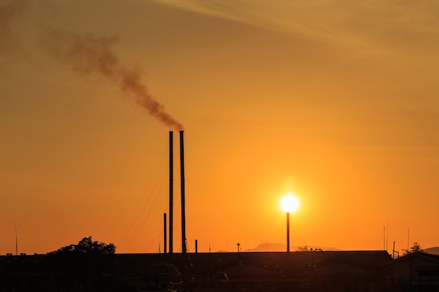 Sylwetka Smokestacks W Zachód Słońca