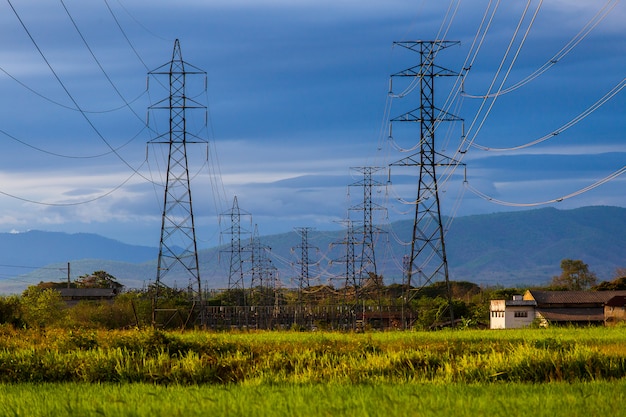 Sylwetka struktury słupów elektrycznych wysokiego napięcia