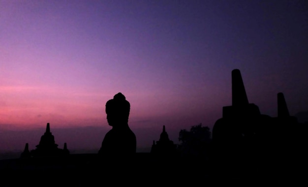 Sylwetka stupy świątyni Borobudur w buddyjskiej świątyni Magelang Jawa Środkowa w Indonezji