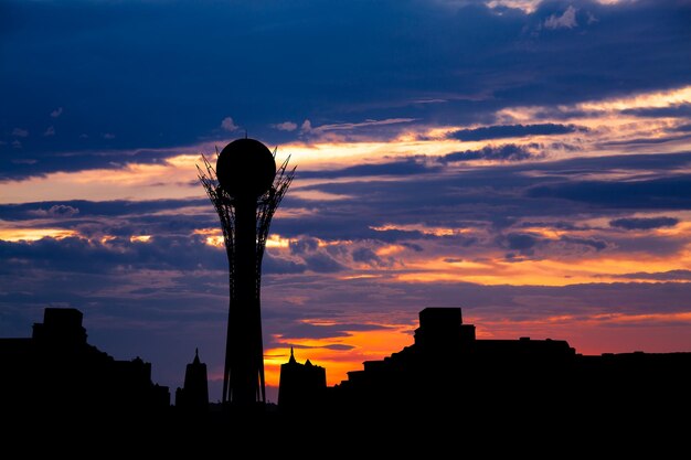 Sylwetka Wieża Bayterek w stolicy Kazachstanu Astanie na piękny zachód słońca