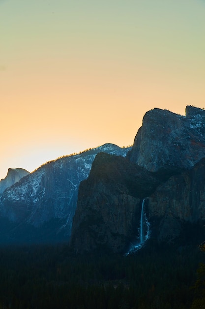 Sylwetka wodospadu Bridalveil o świcie w Yosemite