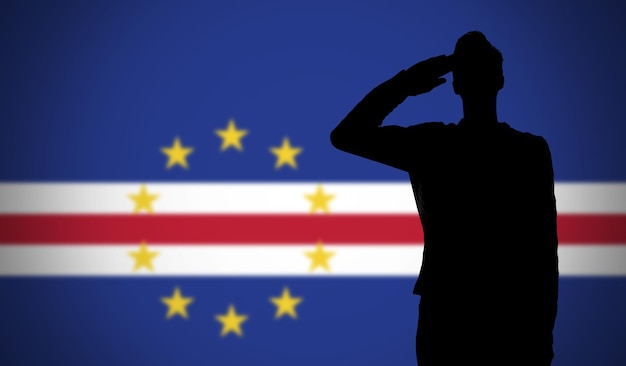 Zdjęcie sylwetka żołnierza salutującego przed flagą zielonego przylądka