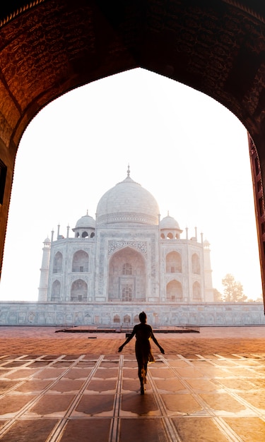 Sylwetki kobieta chodzi blisko Taj Mahal w Agra India.