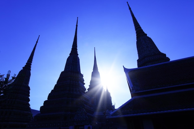 Sylwetki stup w świątyni Wat Pho Bangkok Tajlandia Obraz stonowany na niebiesko