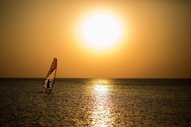 Sylwetki windsurfingu ze słońcem