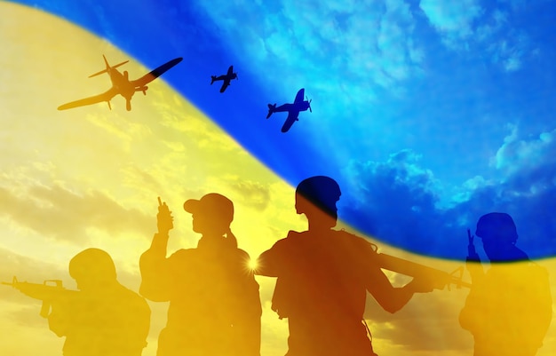 Sylwetki żołnierzy i podwójna ekspozycja ukraińskiej flagi narodowej