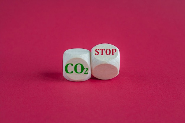 Symbol CO2 stop Koncepcja słowa CO2 lub CO2 stop na pięknych drewnianych kostkach Piękne czerwone tło