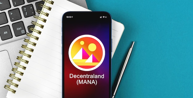 Symbol decentralizacji. Handluj kryptowalutami, cyfrowymi i wirtualnymi pieniędzmi, bankowością z koncepcją telefonu komórkowego. Biznesowy obszar roboczy, zdjęcie z widokiem na stół