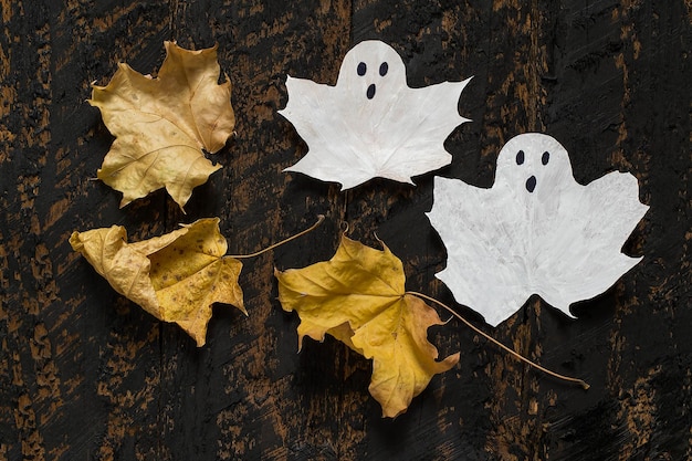 Symbol ducha Halloween i liście klonu