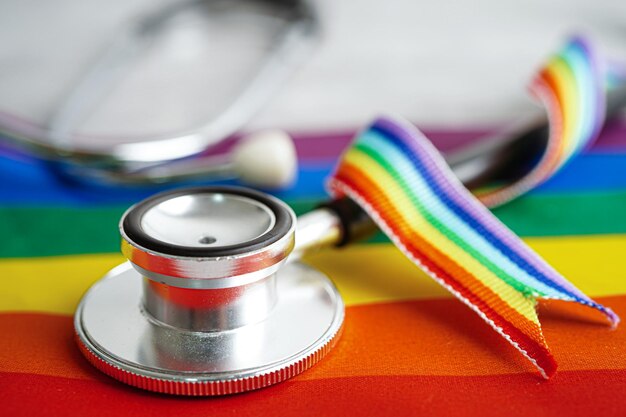 Symbol LGBT Stetoskop z prawami tęczowej wstążki i równością płci Miesiąc dumy LGBT w czerwcu
