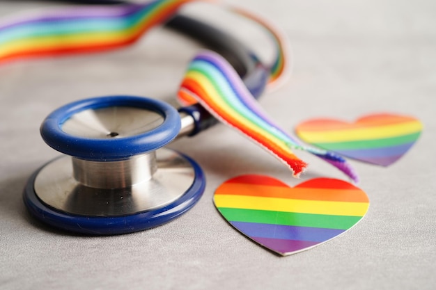 Symbol LGBT Stetoskop z prawami tęczowej wstążki i równością płci Miesiąc dumy LGBT w czerwcu