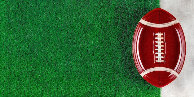 Zdjęcie symbol płyty piłki futbolu amerykańskiego na zielonym tle.
