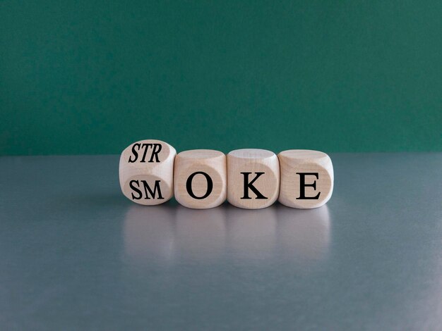 Symbol ryzyka palenia Obrócił kości i zmienił słowo dym na udar