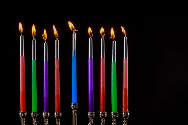 Symbol święta religijnego żydowskiego dla Hanukkah w Hanukkiah menorah z spalonymi świecami