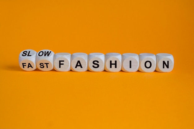 Symbol szybkiej lub powolnej mody Słowa koncepcyjne Szybka moda i powolna moda na drewnianych kostkach