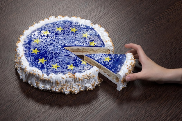 Symbol wojny i separatyzmu tort z wizerunkiem flagi Europy zostaje rozbity na kawałki