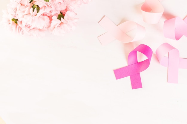 Symbol zdrowia kobiet w różowej wstążce na desce.