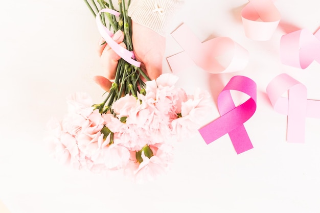 Symbol zdrowia kobiet w różowej wstążce na desce.