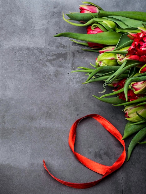 Symbole pamięci Koncepcja karty 9 maja 23 lutego Czerwony tulipan i czerwona wstążka