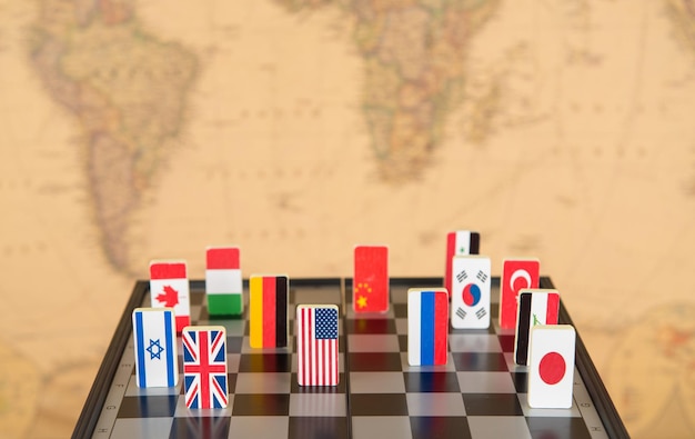 Symbole państw na szachownicy na tle mapy politycznej świata
