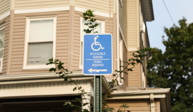 Symboliczne niebiesko-białe logo wózka inwalidzkiego Włączająca dostępność, równe prawa społeczeństwo o specjalnych potrzebach