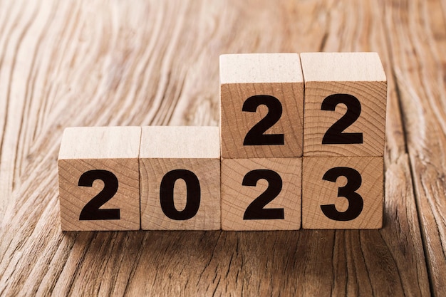 symbolizują zmianę z 2022 na nowy rok 2023. 2023 koncepcja szczęśliwego nowego roku.