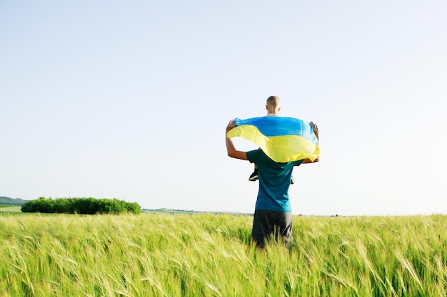 Syn z ojcem na polu z ukraińską flagą