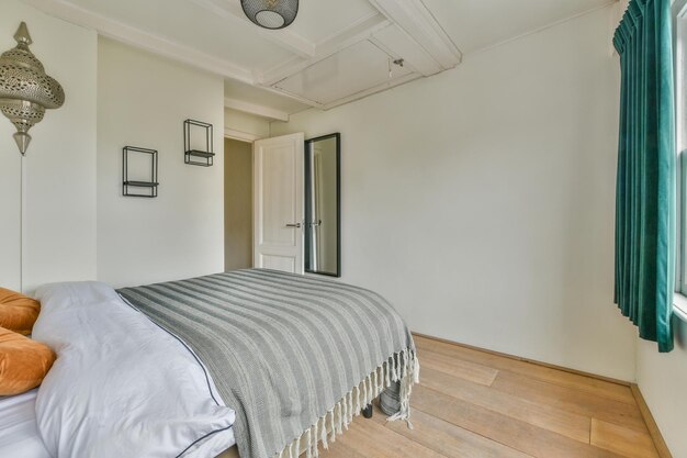 Sypialnia w stylu minimalistycznym z białymi ścianami