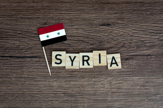 Syria - drewniane słowo z syryjską flagą (drewniane litery, drewniany znak)