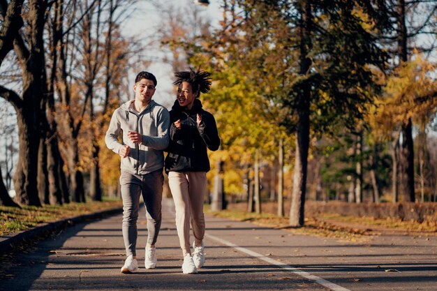 System cardio do treningu serca na świeżym powietrzu przydatny dla pary sportowej naczyń krwionośnych w parku