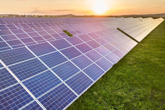 System paneli słonecznych wytwarzających czystą energię odnawialną