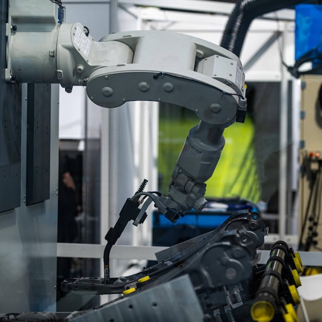 System spawania za pomocą ramienia robotycznego w zakładzie produkcyjnym
