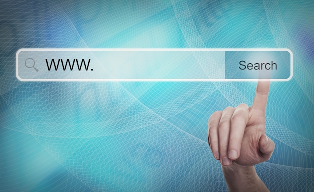 Zdjęcie system wyszukiwania i koncepcja internetu męska ręka naciskająca przycisk wyszukiwania w wirtualnej przeglądarce internetowej