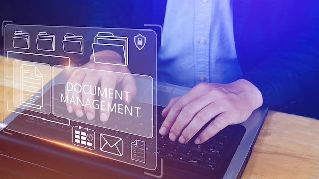 System zarządzania dokumentami DMS jest konfigurowany konsultant IT pracujący na komputerze przenośnym w biurze Oprogramowanie do archiwizacji wyszukiwania i zarządzania informacjami o plikach korporacyjnych
