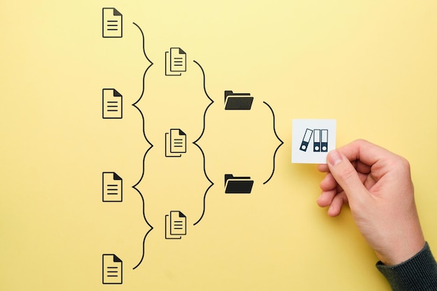Zdjęcie system zarządzania dokumentami koncepcyjnymi lub dms. osoba z abstrakcyjnym schematem katalogowania.