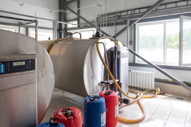System zbiorników i pojemników do przechowywania mleka po dojeniu krów na nowoczesnej farmie mlecznej