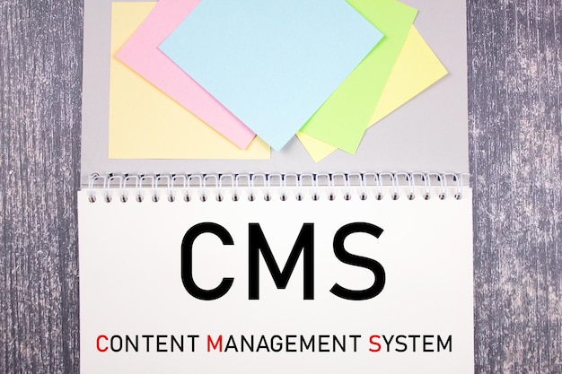 Zdjęcie systemy zarządzania treścią koncepcja cms tekst symbolu na notatniku