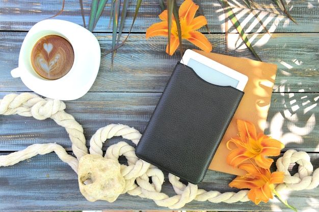 Szablon z ebookiem kawowym na świeżym powietrzu letnim zdjęciem