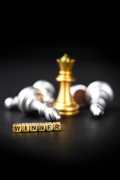 Szachowa gra planszowa. Zwycięska koncepcja biznesowa: konkurencja i zarządzanie. Złoty pionek szachowy na ciemnym tle. Zwycięzca słowa. Skopiuj miejsce na tekst.