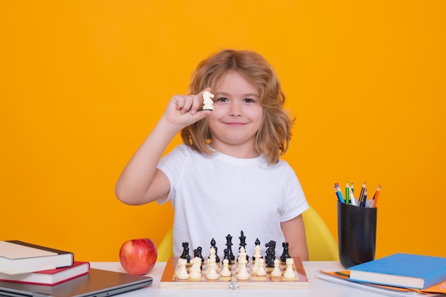 Szachy dla inteligentnego dziecka genialnego ucznia inteligentnego ucznia grającego w logiczną grę planszową sprytny szkolny chłopiec thinki