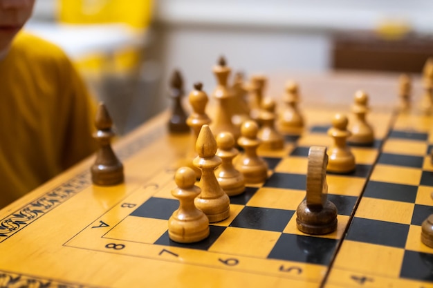 Zdjęcie szachy stoją na planszy selektywnej koncepcji ostrości edukacji dzieci