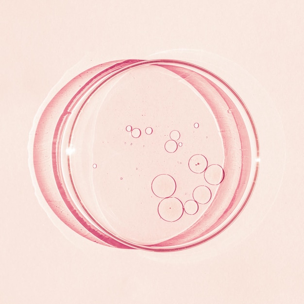Szalka Petriego Kubek Petriego z płynem Pierwiastki chemiczne olej kosmetyki Żel cząsteczki wody wirusy Zbliżenie Na różowym tle