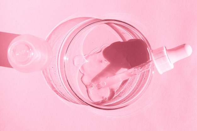 Szalka Petriego Z przezroczystym żelem Z pipetą Butelka kosmetyków Na różowym tle