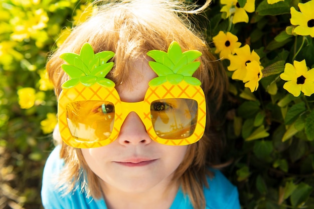 Zdjęcie szalone letnie wibracje słodkie dziecko w imprezowych okularach przeciwsłonecznych