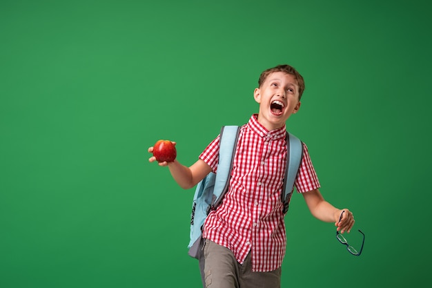 Szalony uczeń trzyma w rękach okulary i jabłko